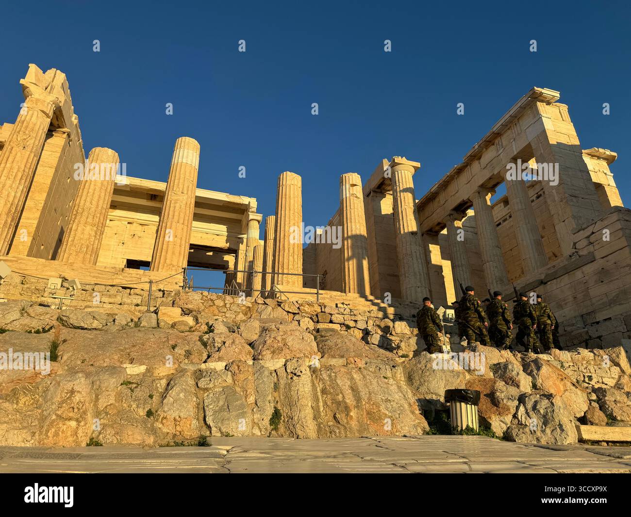 L'esercito greco conduce una cerimonia al tramonto per ispezionare l'interno dell'Acropoli e sorvegliare la bandiera, un'importante tradizione culturale. Foto Stock
