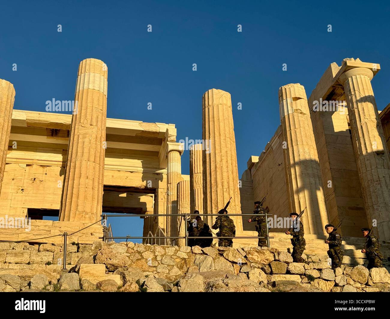 L'esercito greco conduce una cerimonia al tramonto per ispezionare l'interno dell'Acropoli e sorvegliare la bandiera, un'importante tradizione culturale. - Immagine stock catturata con smartphone