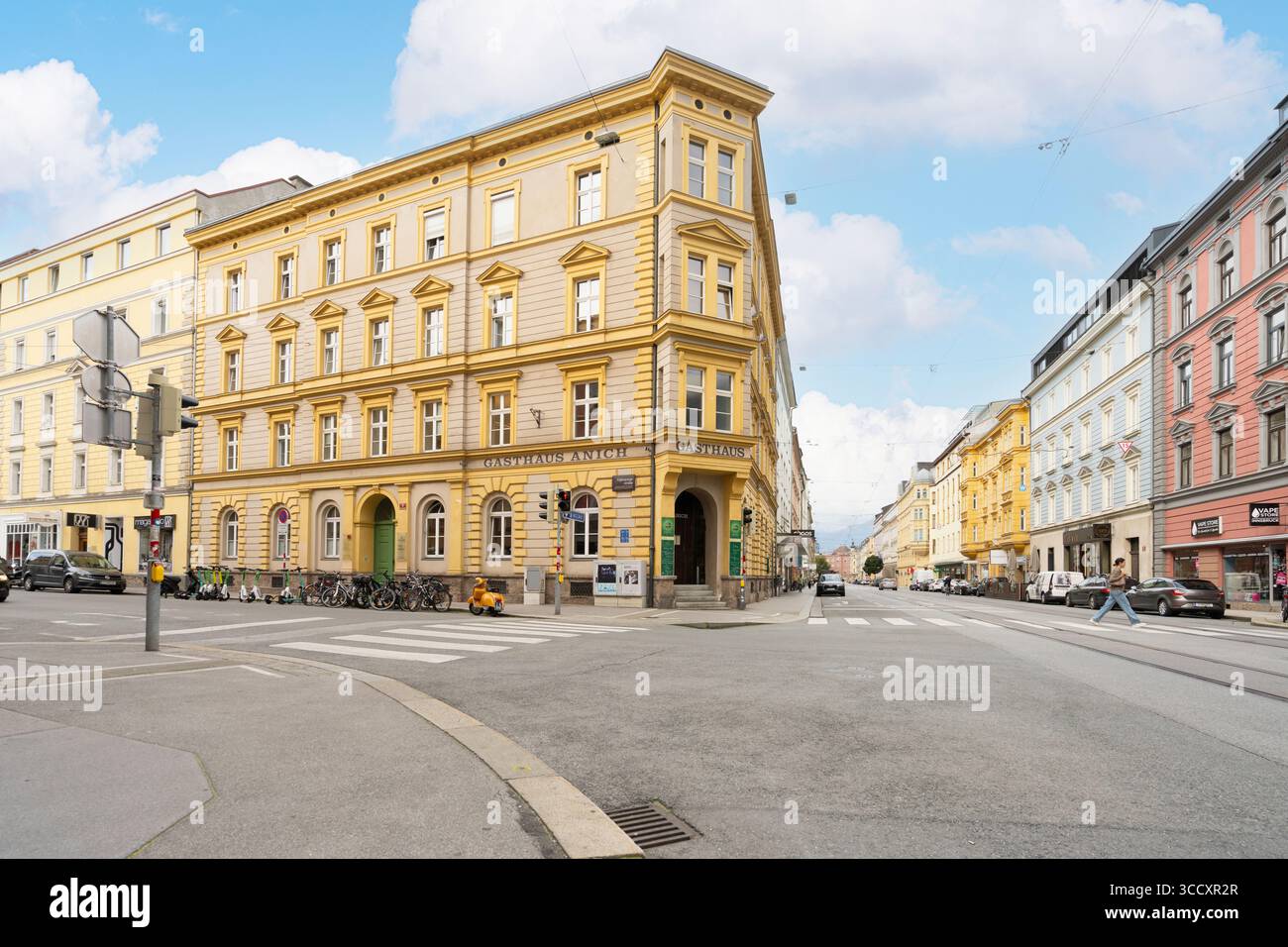 Innsbruck, Austria. 1° agosto 2025. un tipico gasthaus nel centro della città Foto Stock