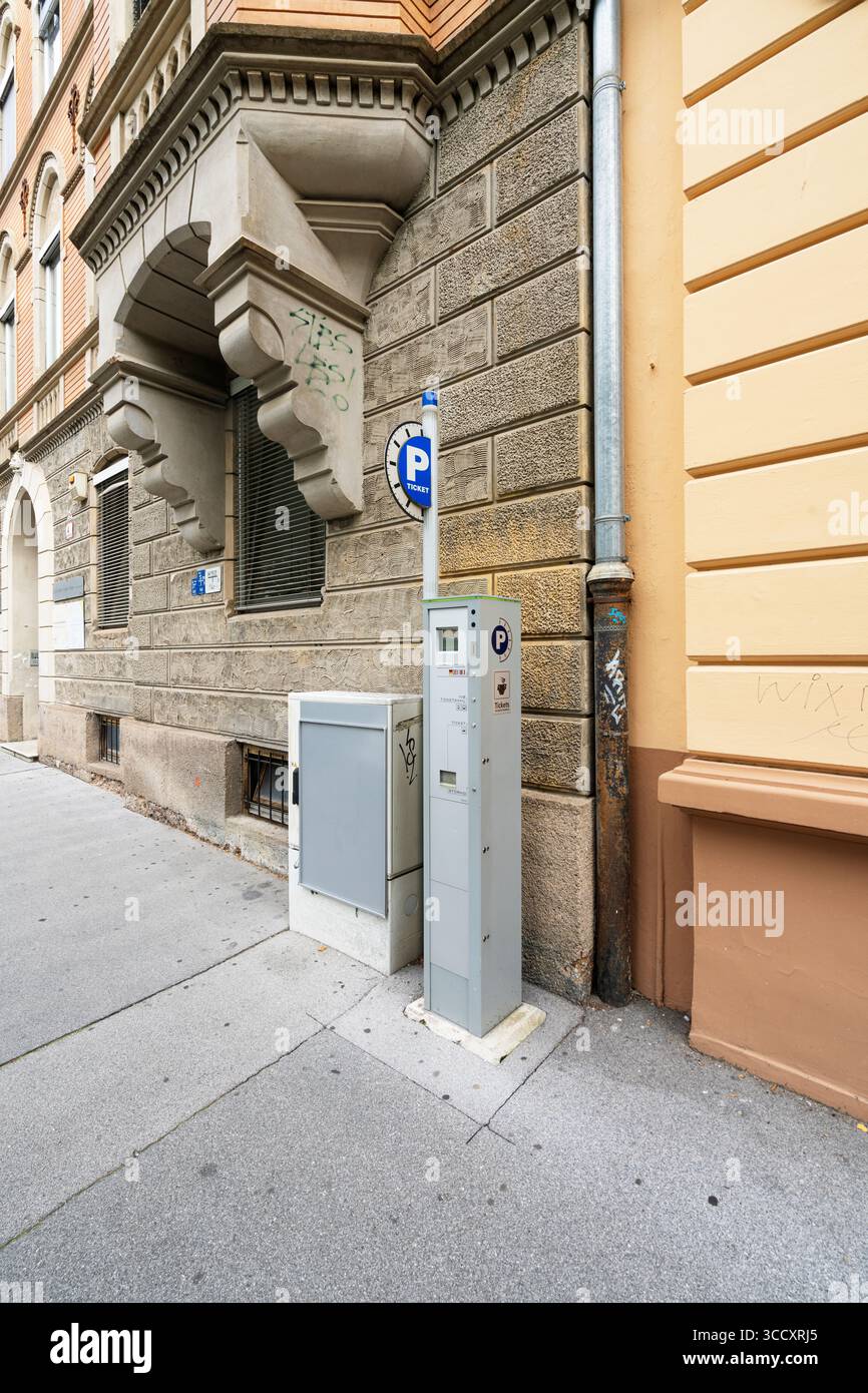 Innsbruck, Austria. 31 luglio 2025. la macchina automatica per il pagamento dei biglietti di parcheggio in una strada nel centro città Foto Stock