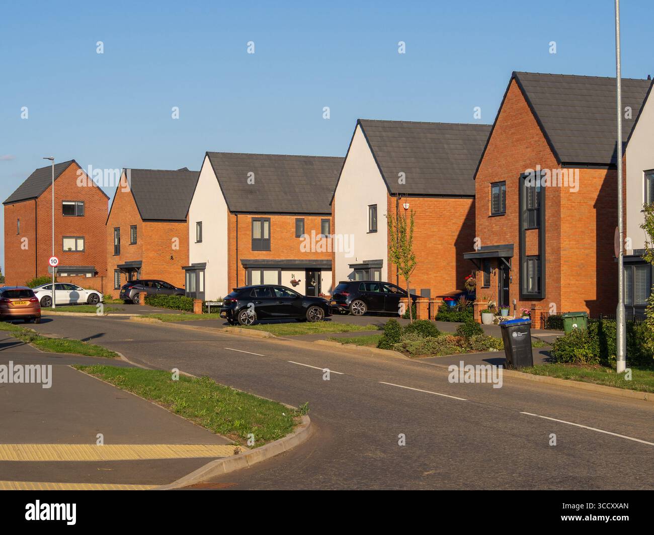 Case indipendenti in mattoni rossi costruite nel 2024, Landimore Park, Hardingstone, Northampton, Regno Unito Foto Stock