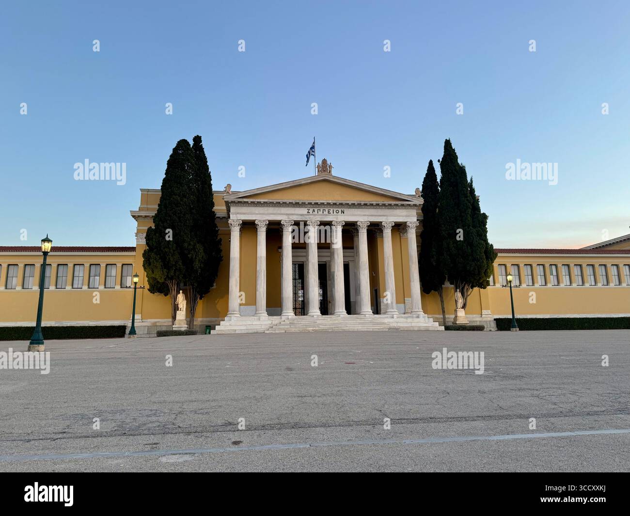 Zappeion, un edificio neoclassico e punto di riferimento storico situato ad Atene, Grecia, presenta una grandiosa facciata colonnata. - Immagine stock catturata con smartphone