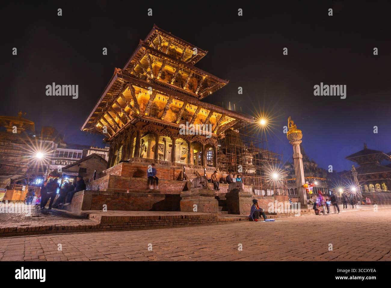 Vista notturna di Piazza Patan Durbar con tempio in bella luce dorata a Kathmandu, Nepal. Foto Stock Vista notturna di Piazza Patan Durbar con tempio in bella luce dorata a Kathmandu, Nepal. Foto Stock