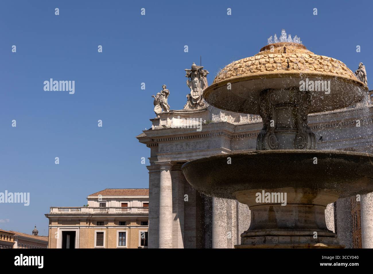 Primo piano di Fontana del Bernini, città del Vaticano, Roma, Italia, con cielo blu, mostra scultura barocca e architettura storica Foto Stock
