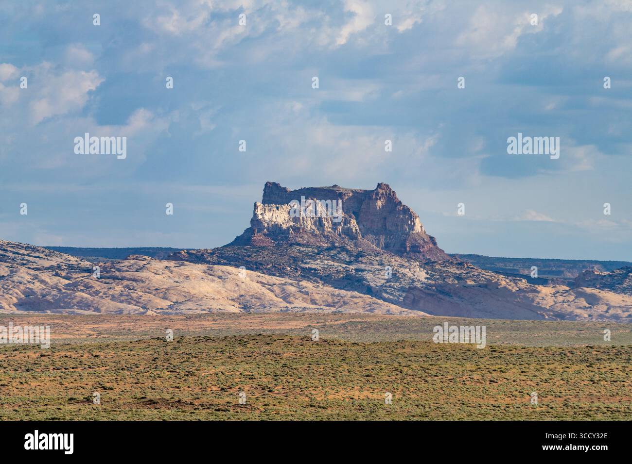 6 giugno 2023, Hanksville, Utah, Stati Uniti: Temple Mountain è una formazione di Wingate Sandstone sul bordo orientale dello Swell di San Rafael nel centro dello Utah. (Immagine di credito: © Jon G. Fuller / Vwpics/VW Pics via ZUMA Press Wire) Foto Stock