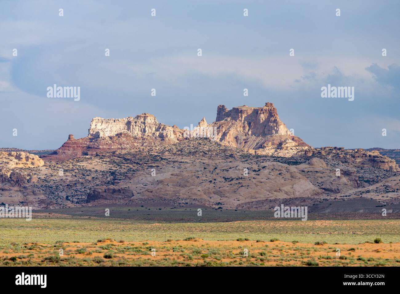 6 giugno 2023, Hanksville, Utah, Stati Uniti: Temple Mountain è una formazione di Wingate Sandstone sul bordo orientale dello Swell di San Rafael nel centro dello Utah. (Immagine di credito: © Jon G. Fuller / Vwpics/VW Pics via ZUMA Press Wire) Foto Stock