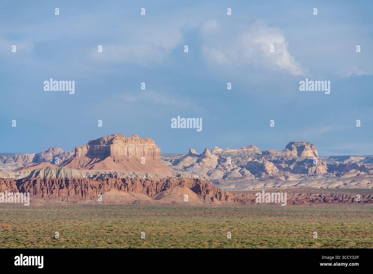 6 giugno 2023, Hanksville, Utah, Stati Uniti: Wild Horse Butte nel Goblin Valley State Park con la barriera corallina di San Rafael alle spalle. Vicino a Hanksville, Utah. (Immagine di credito: © Jon G. Fuller / Vwpics/VW Pics via ZUMA Press Wire) Foto Stock