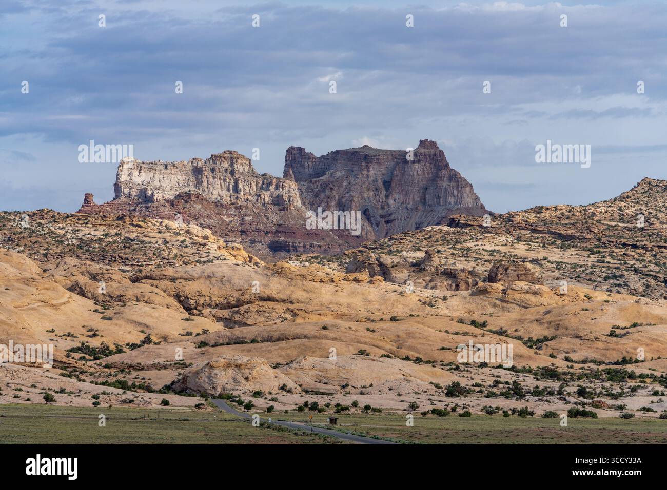 6 giugno 2023, Hanksville, Utah, Stati Uniti: Temple Mountain è una formazione di Wingate Sandstone sul bordo orientale dello Swell di San Rafael nel centro dello Utah. (Immagine di credito: © Jon G. Fuller / Vwpics/VW Pics via ZUMA Press Wire) Foto Stock