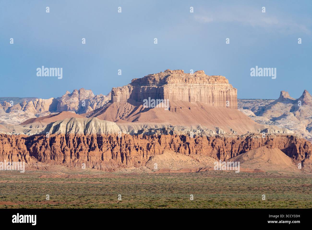 6 giugno 2023, Hanksville, Utah, Stati Uniti: Wild Horse Butte nel Goblin Valley State Park con la barriera corallina di San Rafael alle spalle. Vicino a Hanksville, Utah. (Immagine di credito: © Jon G. Fuller / Vwpics/VW Pics via ZUMA Press Wire) Foto Stock