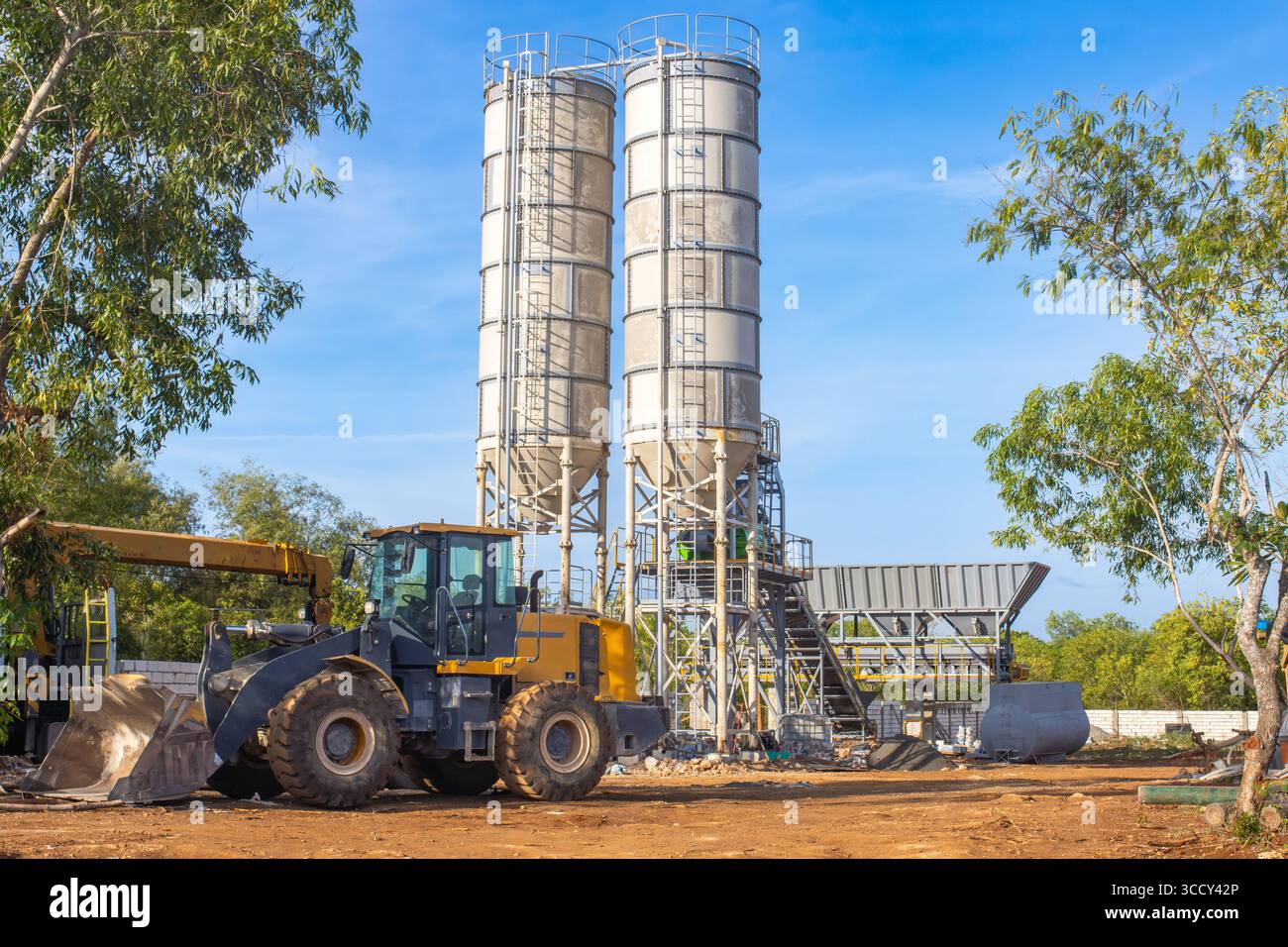 bunker industriali verticali, per lo stoccaggio di cemento, ceneri volanti o altri materiali sfusi secchi, in impianti di produzione di calcestruzzo o cantieri edili Foto Stock