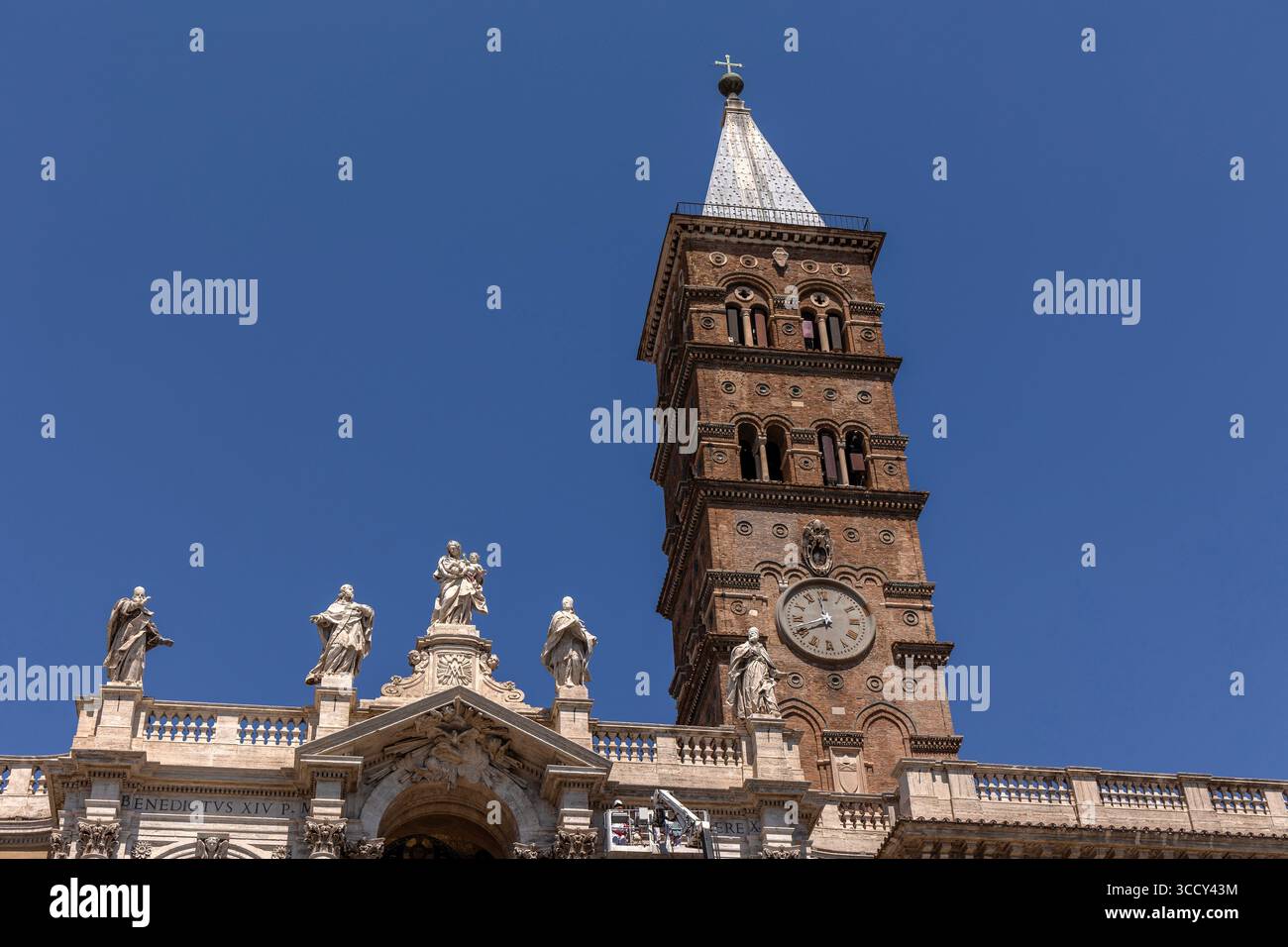 Vista sulla strada che si affaccia sulla Basilica Papale di Santa Maria maggiore, Roma, Italia, con cielo blu e architettura storica Foto Stock