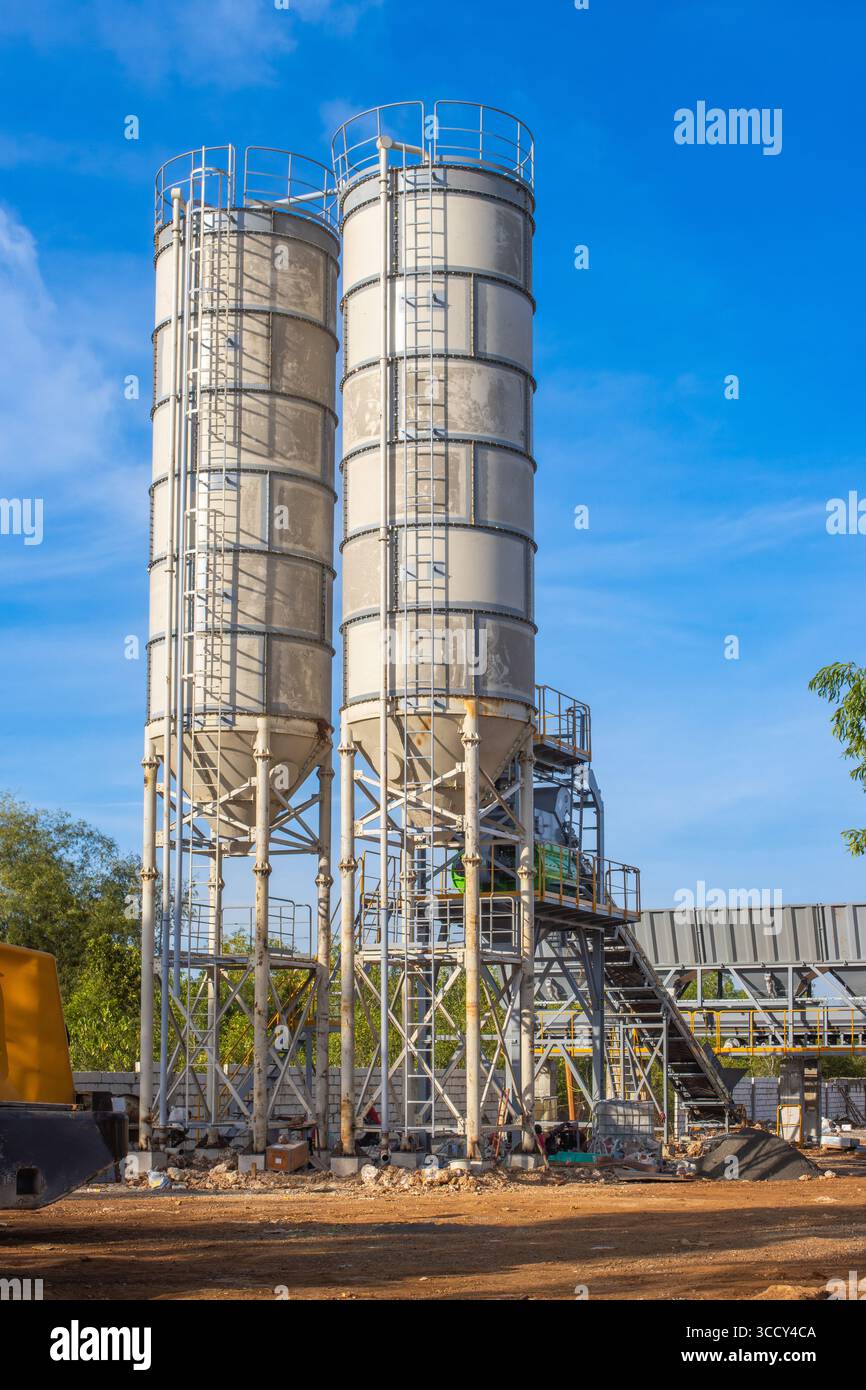 bunker industriali verticali, per lo stoccaggio di cemento, ceneri volanti o altri materiali sfusi secchi, in impianti di produzione di calcestruzzo o cantieri edili Foto Stock