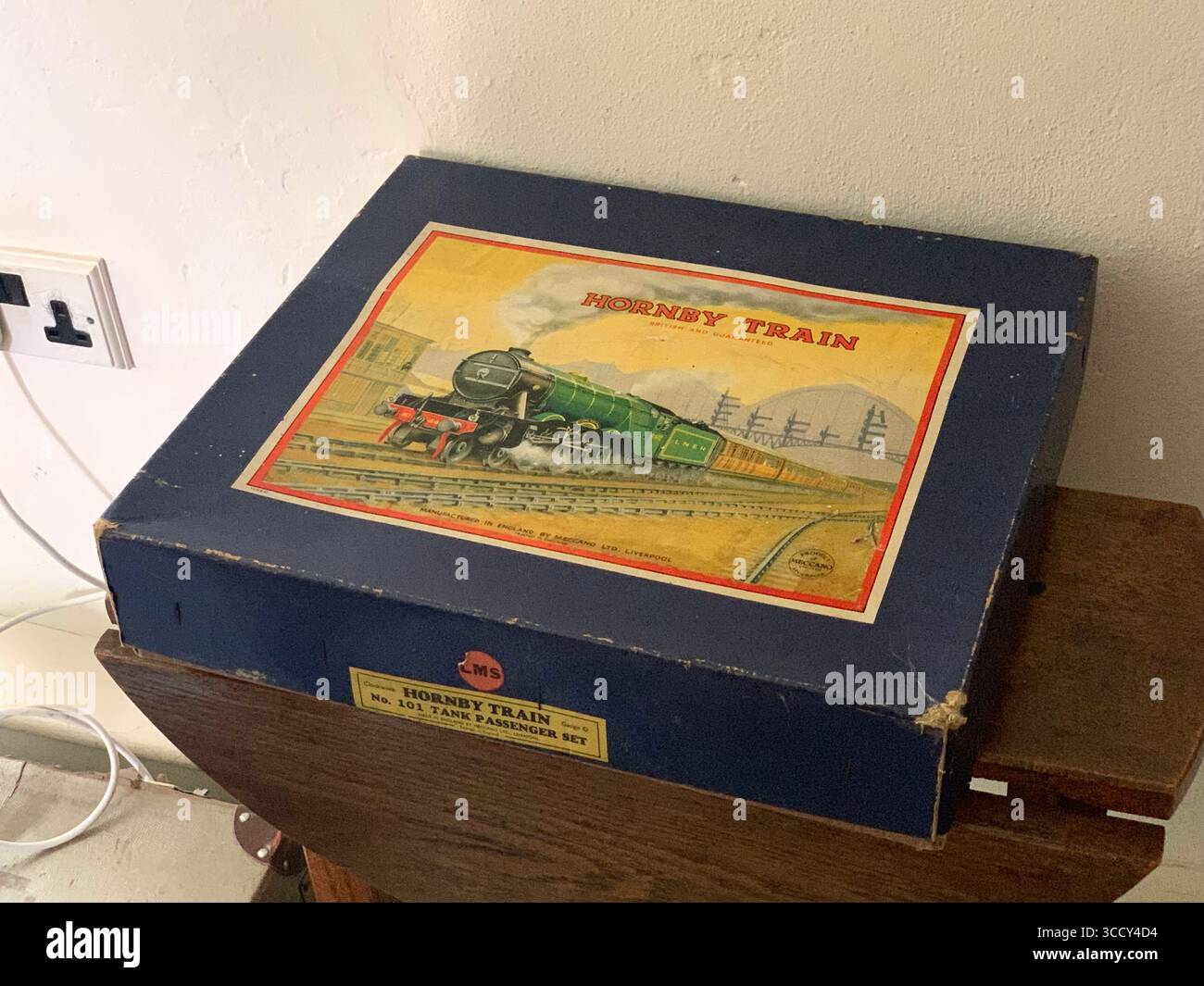 Treno Hornby set vecchio famoso locomotiva box motore binario ferroviario merci carrozze locomotive stile carrozza piattaforma storica motore a vapore ad alta velocità - Immagine stock catturata con smartphone