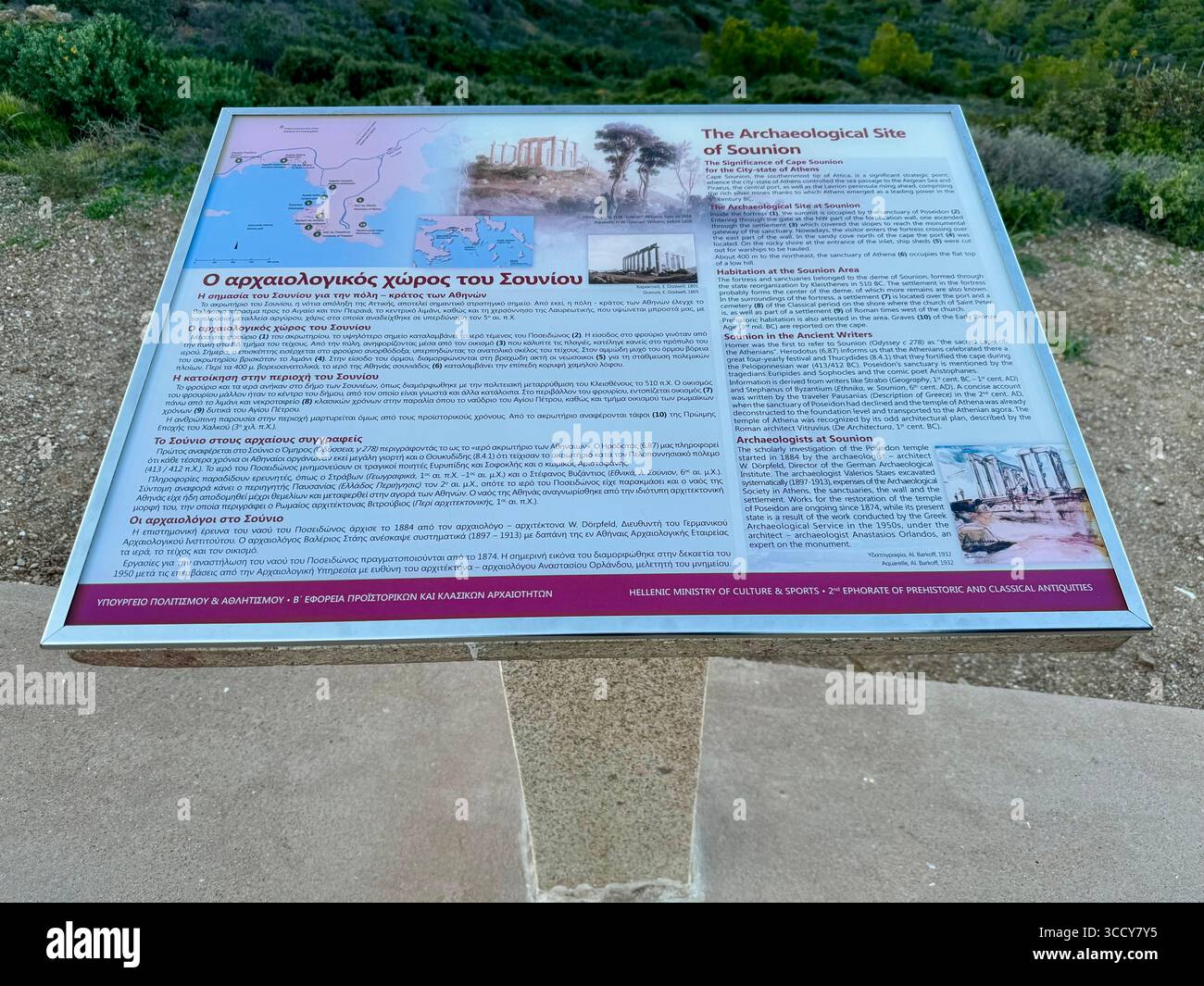 Scheda informativa che fornisce informazioni storiche e culturali presso il sito archeologico di Sounion, Grecia, vicino al Tempio di Poseidone. - Immagine stock catturata con smartphone