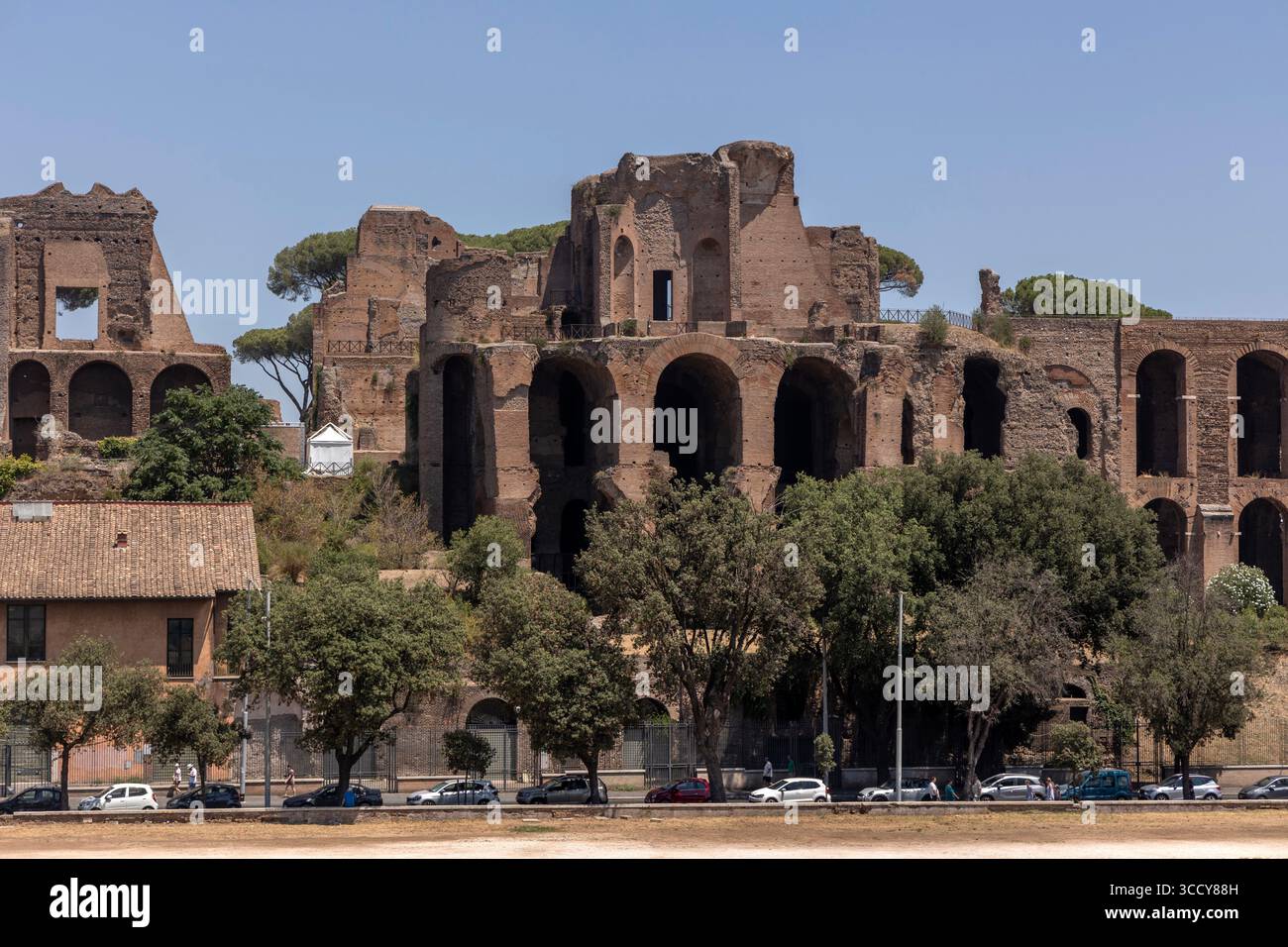 Vista sulla strada della Domus Severiana, delle antiche rovine di un palazzo romano, di Roma, Italia, che mostra l'architettura storica e il patrimonio culturale in una giornata calda Foto Stock