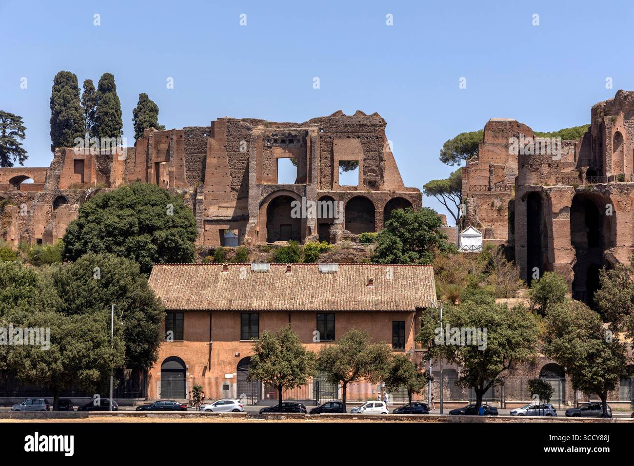 Vista sulla strada della Domus Severiana, delle antiche rovine di un palazzo romano, di Roma, Italia, che mostra l'architettura storica e il patrimonio culturale in una giornata calda Foto Stock