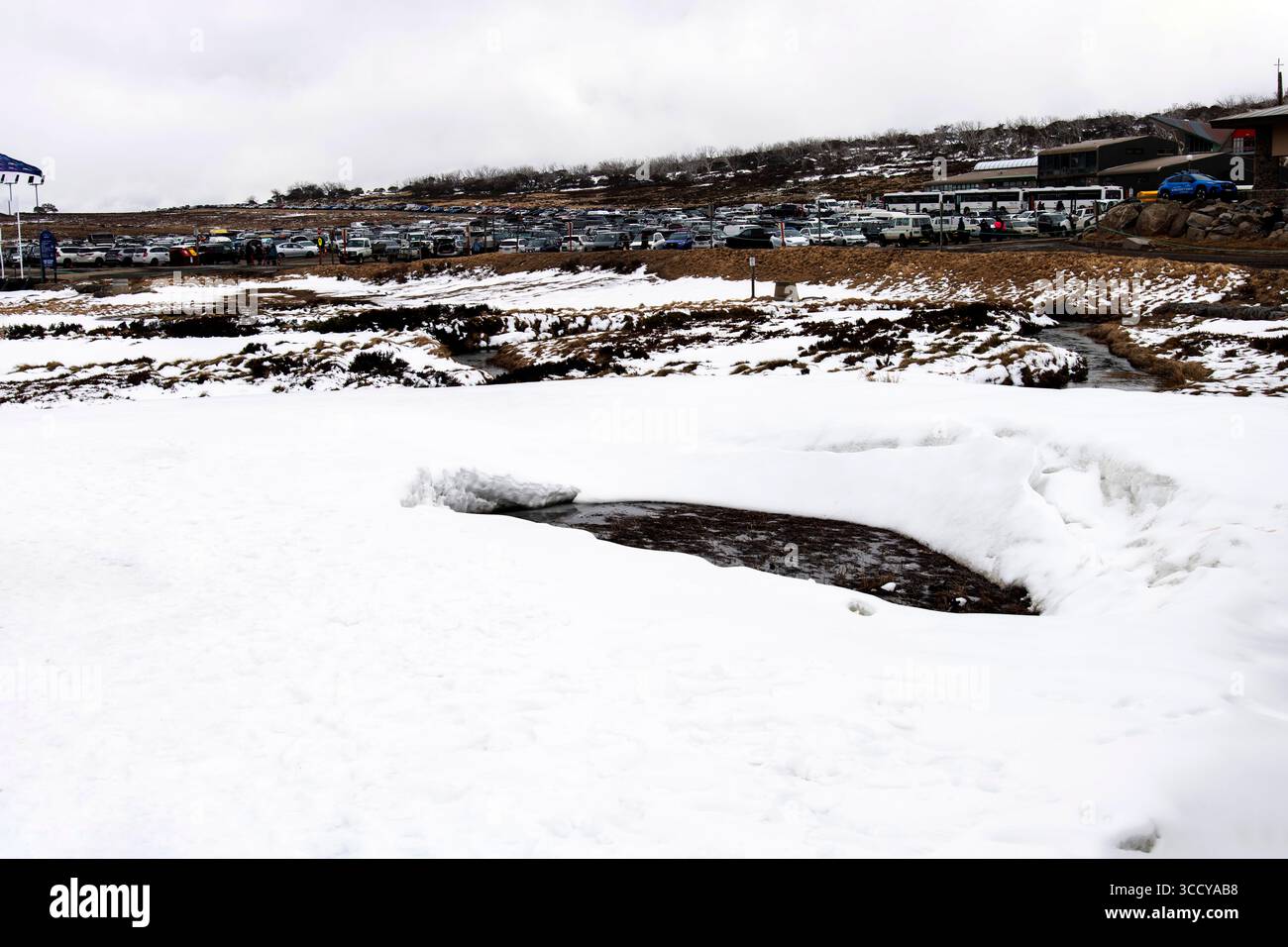 12 agosto 2023, Snowy Mountains, nuovo Galles del Sud, Australia: Vista di Perisher Valley, Snowy Mountains, nuovo Galles del Sud, Australia. Alcune delle principali destinazioni per godersi la neve in Australia includono le vette delle Alpi australiane come Perisher, Thredbo, Charlotte Pass, Mt Hotham, Falls Creek, MT Buller, Selwyn e Mt Baw Baw. (Immagine di credito: © Tara Malhotra/ZUMA Press Wire) Foto Stock