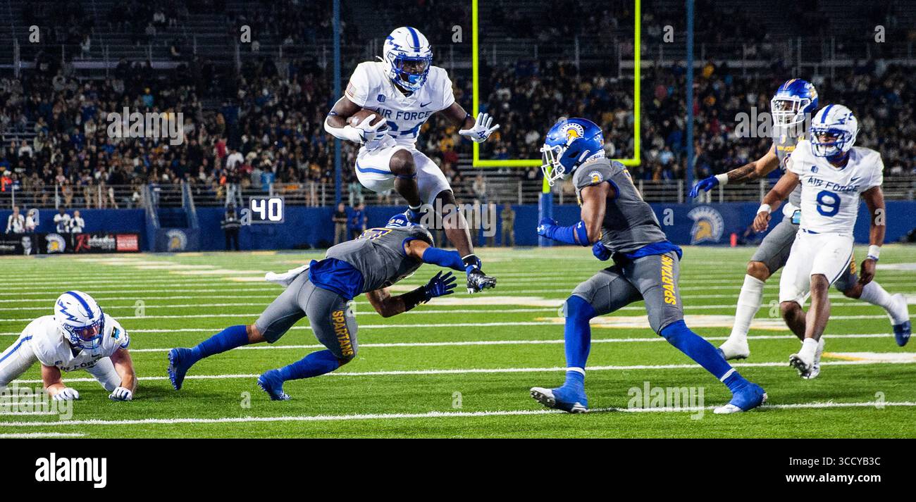 22 settembre 2023 San Jose, CA, il running back John Lee Eldridge III (24) cerca di evitare un tackle durante la partita di football NCAA tra gli Air Force Falcons e i San Jose State Spartans. L'Air Force ha battuto San Jose 45-20 al CEFCU Stadium di San Jose, CA. Thurman James / CSM (immagine di credito: © Thurman James/CSM tramite ZUMA Press Wire) Foto Stock