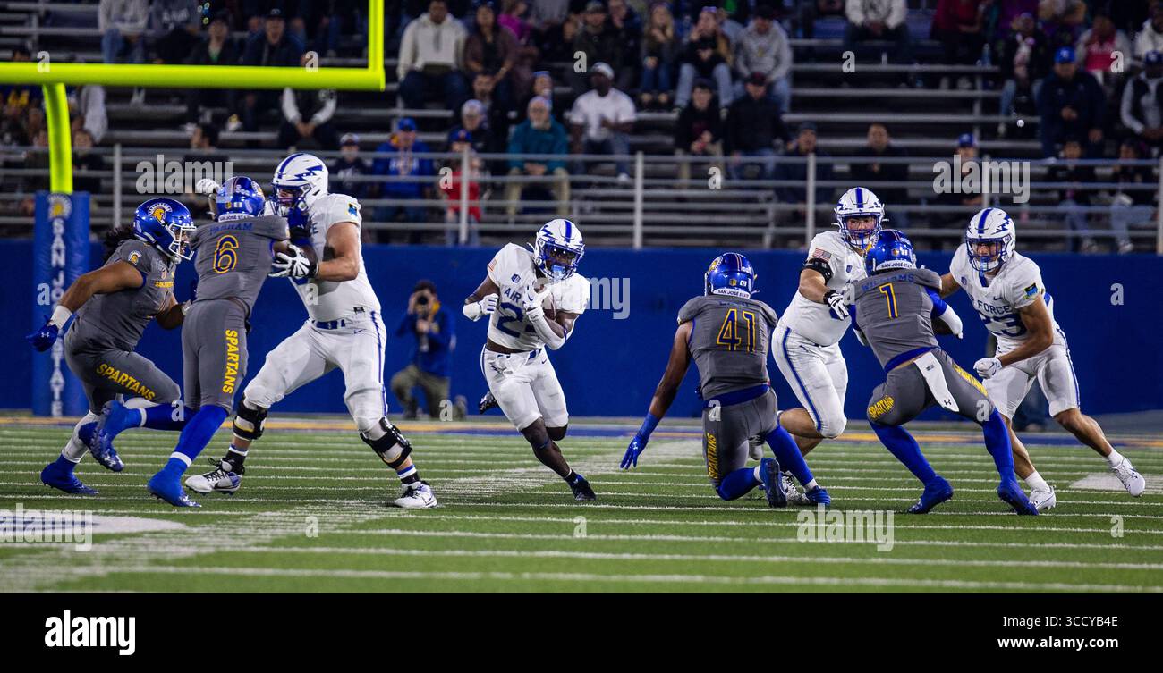 22 settembre 2023 San Jose, CA, il running back John Lee Eldridge III (24) dell'aeronautica statunitense corre per un lungo guadagno durante la partita NCAA Football tra gli Air Force Falcons e i San Jose State Spartans. L'Air Force ha battuto San Jose 45-20 al CEFCU Stadium di San Jose, CA. Thurman James / CSM (immagine di credito: © Thurman James/CSM tramite ZUMA Press Wire) Foto Stock