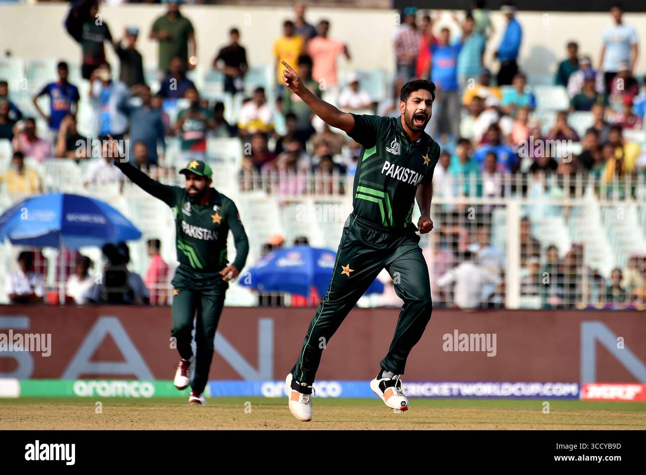 31 ottobre 2023, Kolkata, India: Il pakistano Haris Rauf celebra il wicket del Bangladesh durante la partita della Coppa del mondo di cricket maschile ICC tra Pakistan e Bangladesh all'Eden Gardens Stadium. Il 31 ottobre 2023 a Kolkata, India. (Immagine di credito: © Dipa Chakraborty/eyepix via ZUMA Press Wire) Foto Stock