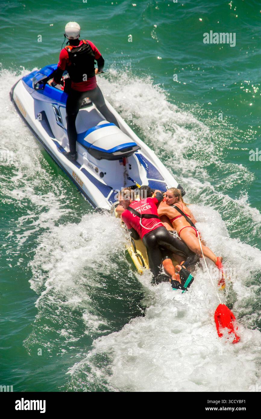 10 giugno 2018, Huntington Beach, California: Arriva una navicella di salvataggio per una vittima annegante e un bagnino a Huntington Beach, CA. (Credito immagine: © Spencer Grant/ZUMA Press Wire) Foto Stock