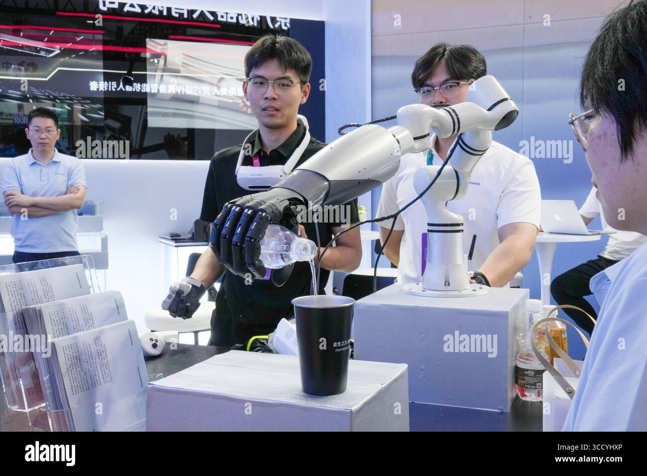 (250812) -- PECHINO, 12 agosto 2025 (Xinhua) -- Una mano meccanica versa acqua durante la World robot Conference (WRC) 2025 a Pechino, capitale della Cina, 11 agosto 2025. Il WRC 2025 presenta una tecnologia di intelligenza incorporata in rapido sviluppo, con robot umanoidi come punto di forza, dimostrando progressi significativi raggiunti a livello globale e in particolare in Cina, mentre l'evento serve anche a illuminare una vasta gamma di scenari di applicazioni commerciali future. Crediti: Xinhua/Alamy Live News Foto Stock
