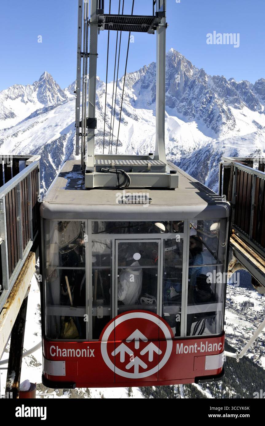 FRANCIA, ALTA SAVOIA (74) STAZIONE SCIISTICA DI CHAMONIX, MASSICCIO DEL MONTE BIANCO, COMPRENSORIO SCIISTICO DI BREVENT FLEGERE, FUNIVIA AEREA DI BREVENT Foto Stock
