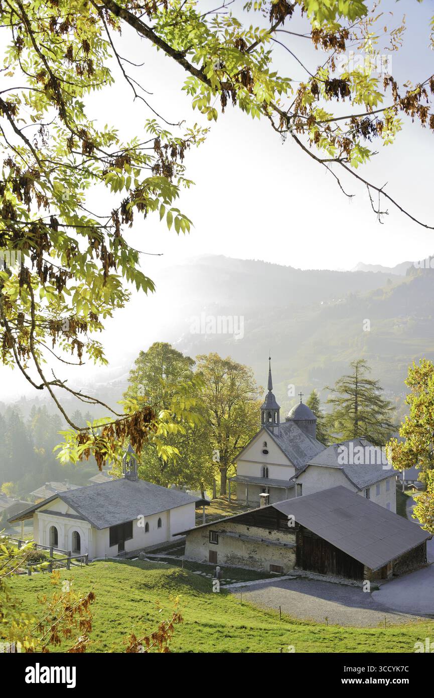 FRANCIA, ALVERNIA RODANO ALPES, ALTA SAVOIA (74) MONTE BIANCO, MEGEVE, IL CAMMINO CHEMIN DU CALVAIRE IN AUTUNNO, CAPPELLA DELLA VIA CRUCIS, NON Foto Stock