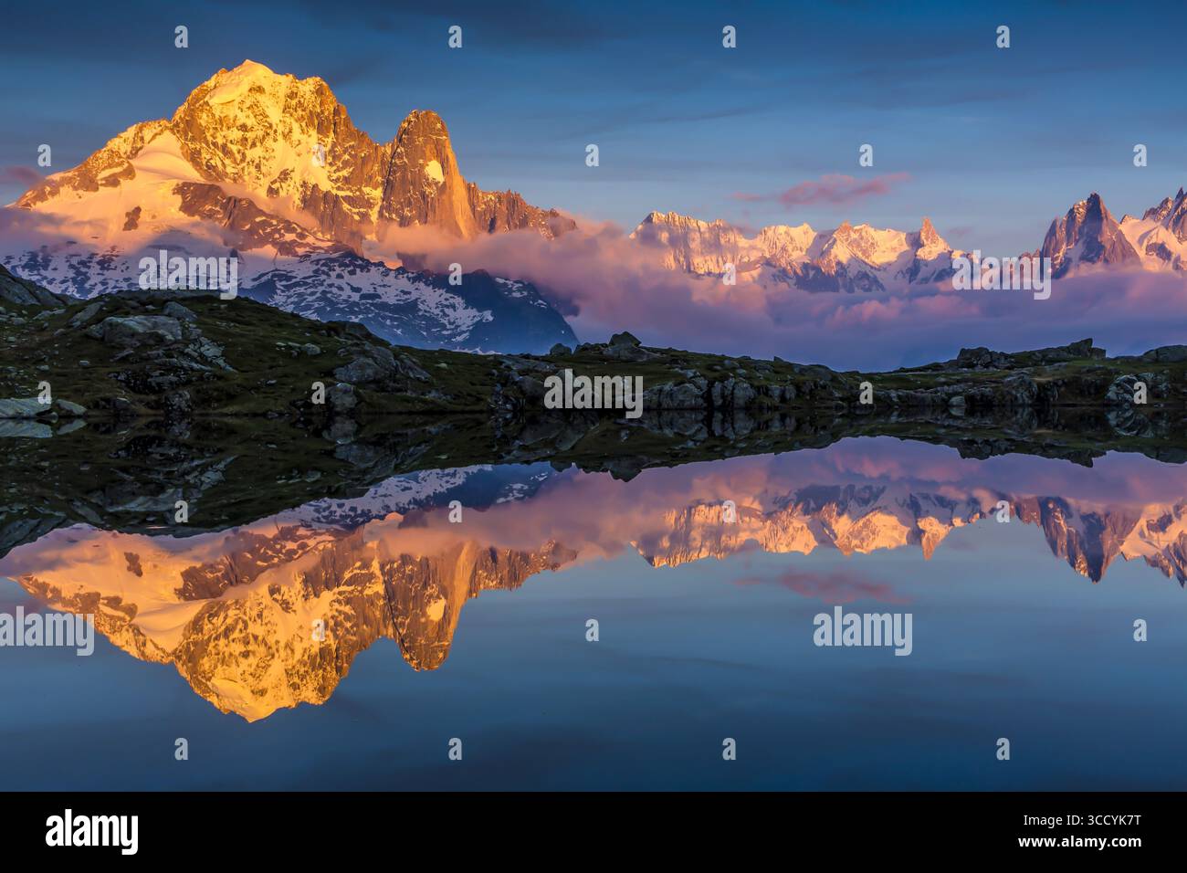 FRANCIA. HAUTE-SAVOIE (74) REGIONE DI CHAMONIX. AIGUILLE VERTE, AIGUILLES DU DRU, GRANDES JORASSES... QUESTI VERTICI MITICI SEMBRANO A PORTATA DI MANO, DAL Foto Stock
