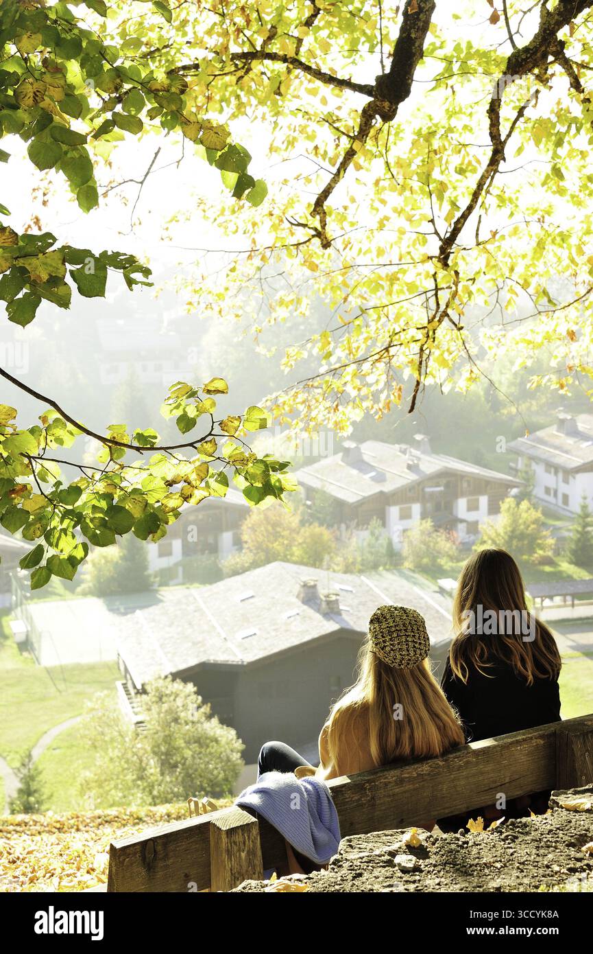 FRANCIA, ALVERNIA RODANO ALPES, ALTA SAVOIA (74) MONTE BIANCO, MEGEVE, IL CAMMINO CHEMIN DU CALVAIRE IN AUTUNNO Foto Stock