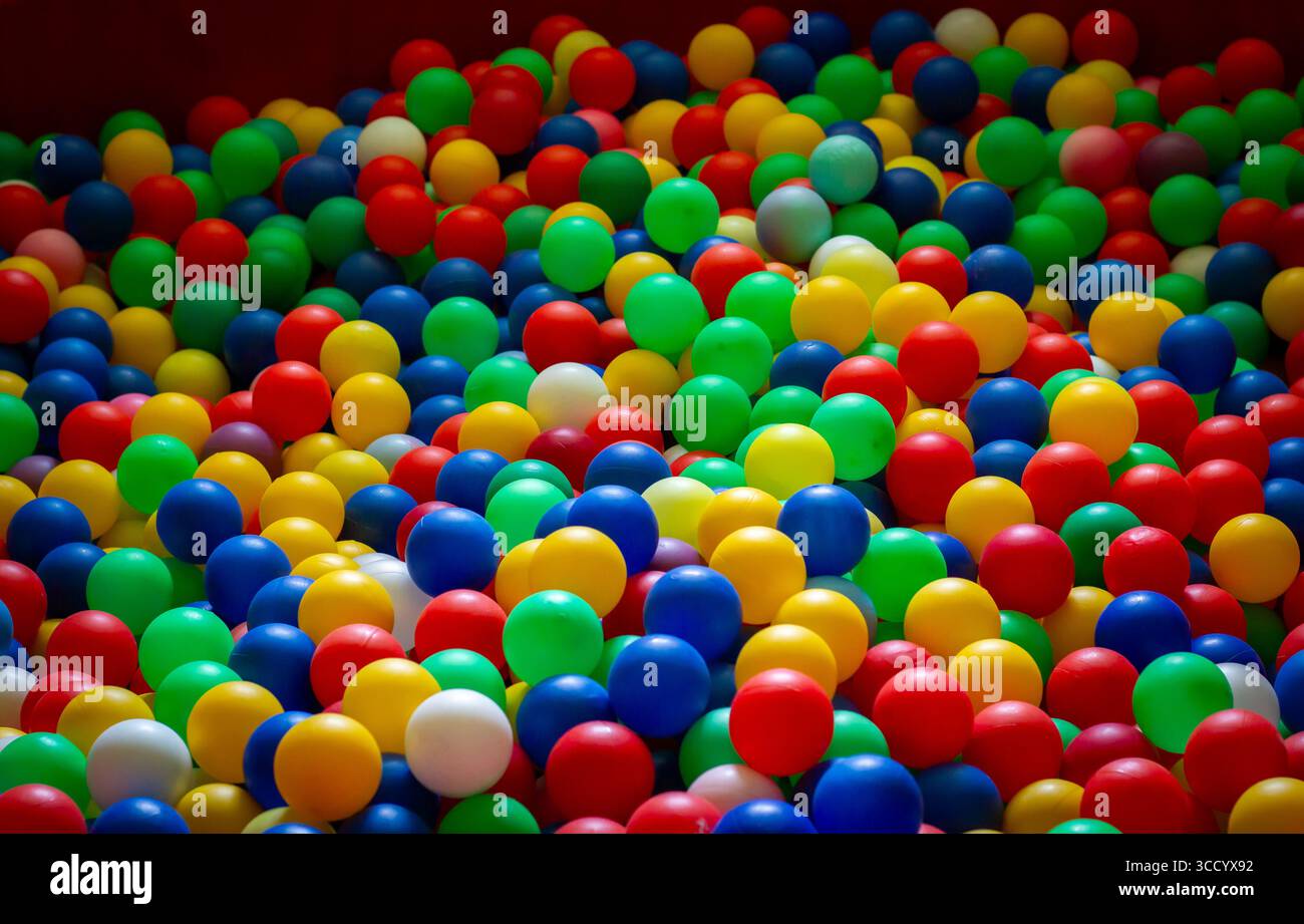 Palline di plastica di colore bianco, giallo, rosso, verde e blu Foto Stock