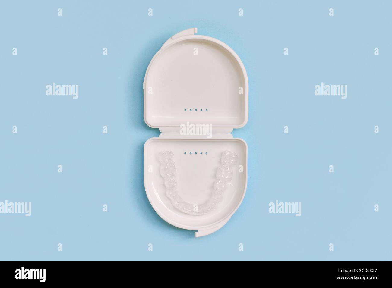 Mascherine dentarie trasparenti personalizzate allineatori trasparenti per la parte inferiore della ganascia in caso di colore bianco su sfondo blu Foto Stock