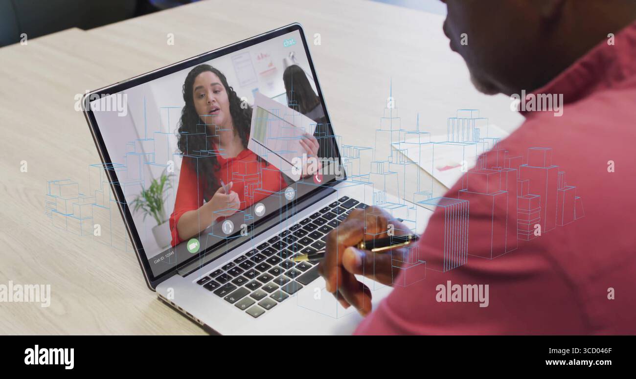 Con consulente senior che indossa una camicia rossa focalizzata sul laptop in ufficio, con modello digitale della città Foto Stock