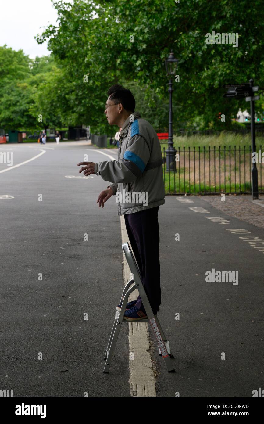 Un predicatore cristiano maschile al Speakers’ Corner di Hyde Park, Londra. Sebbene la maggior parte degli oratori si concentri sulla religione e la politica, le persone sono libere di parlare Foto Stock