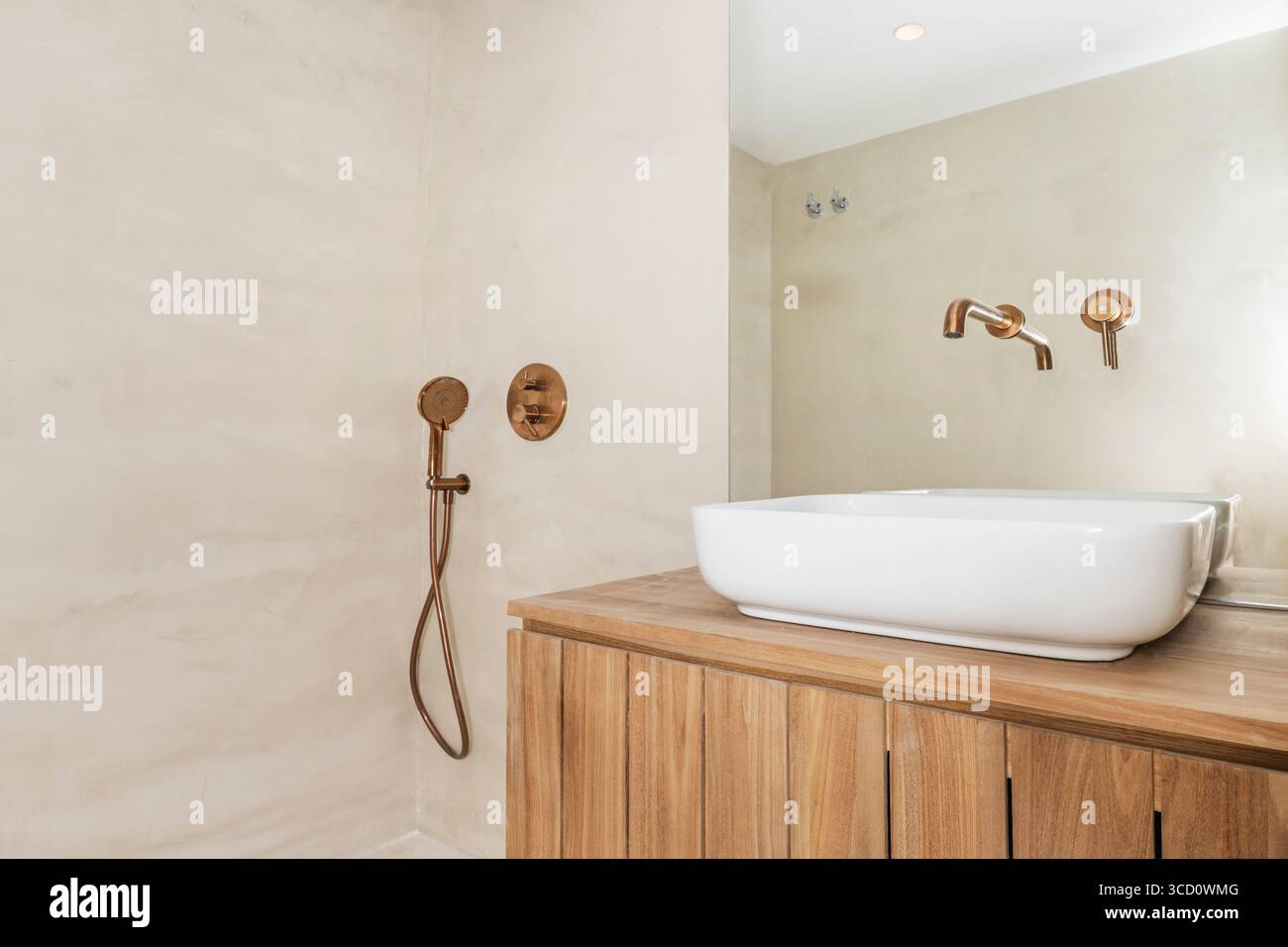 Una Sinfonia di stile e funzionalità nel bagno contemporaneo Foto Stock