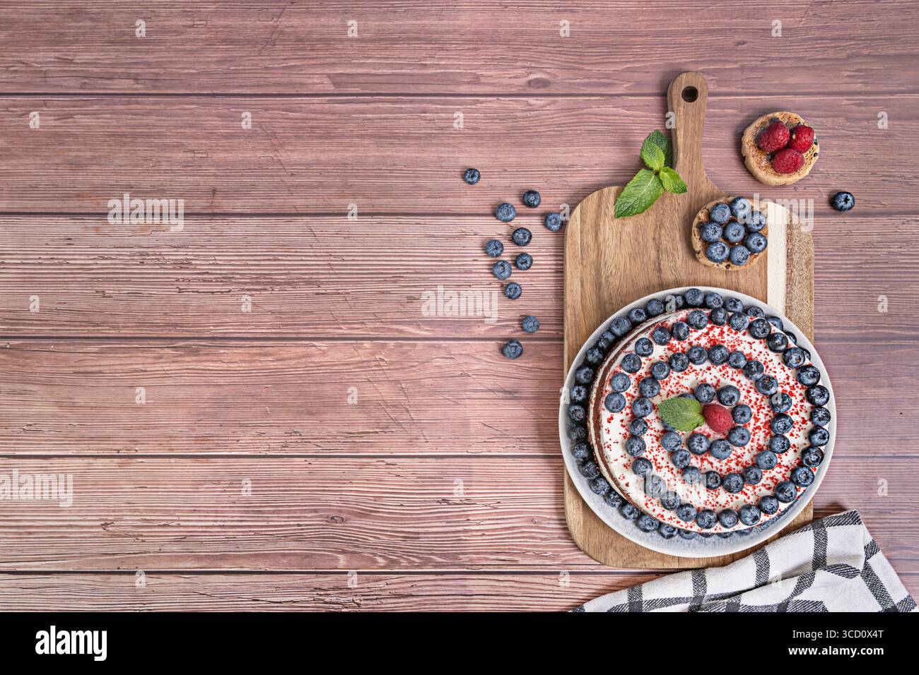 Velluto rosso con crema di nocciole: Strato di pralina fatto in casa e bruno di mirtilli tostati con zucchero Foto Stock