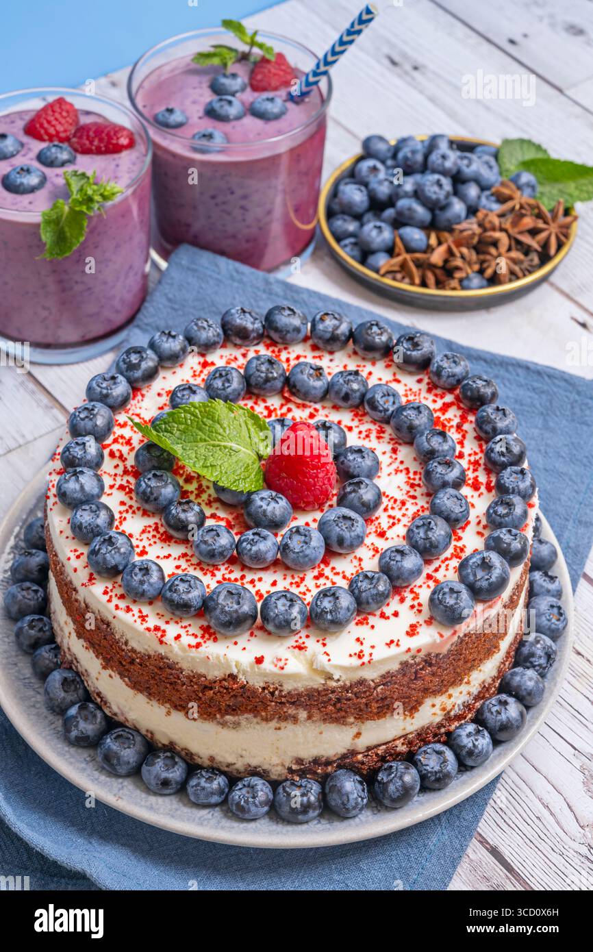 Velluto rosso con mirtilli arrostiti: Frutta al forno caramellata con miele e rosmarino su glassa di mascarpone Foto Stock