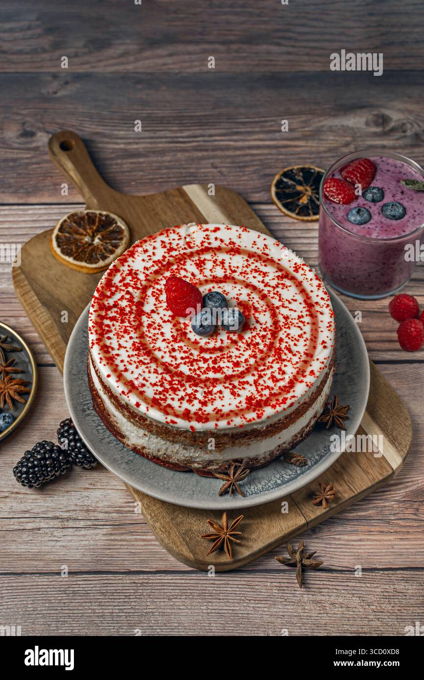 Velluto rosso con cagliata di limone: Contrasto agrumato con glassa al limone siciliano e mirtilli freschi Foto Stock