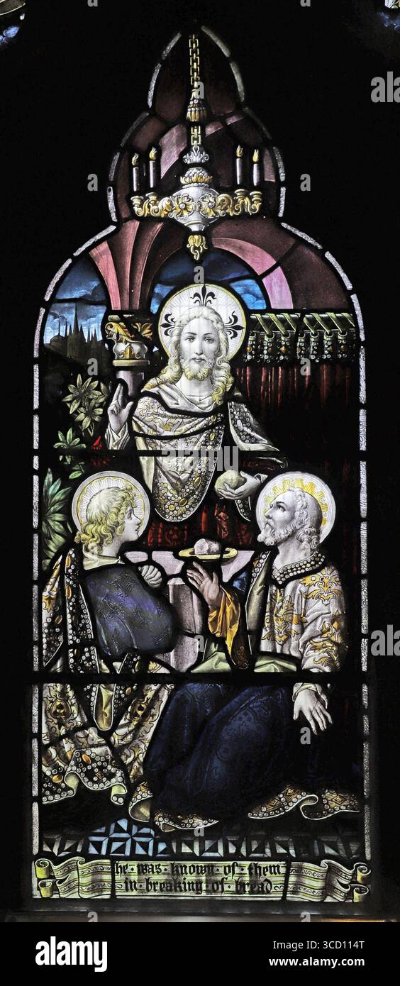 Vetrate colorate di Percy Bacon & Brothers raffiguranti la cena a Emmaus, Chiesa di Sant'Edoardo il Confessore, Romford, Essex Foto Stock