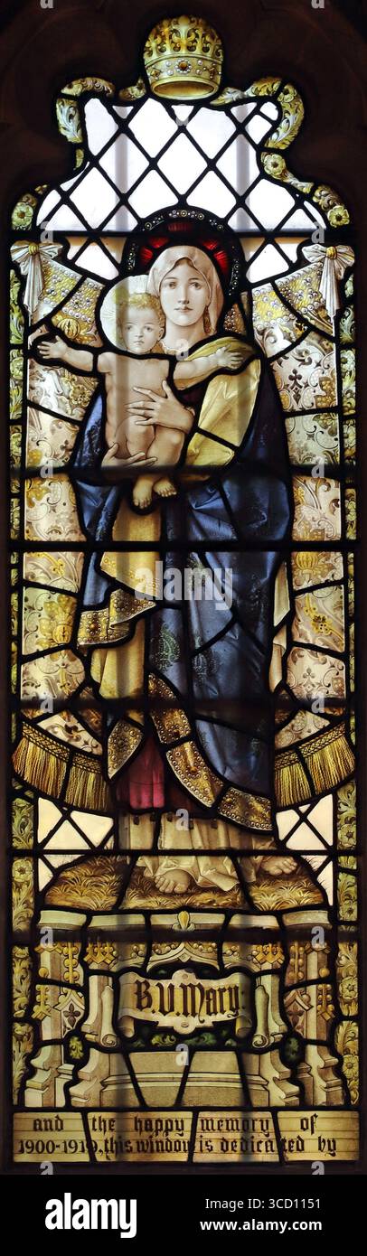 Vetrate colorate di Percy Bacon & Brothers raffiguranti la Beata Vergine Maria e il bambino, St Andrew's Church, Hornchurch, Londra Foto Stock