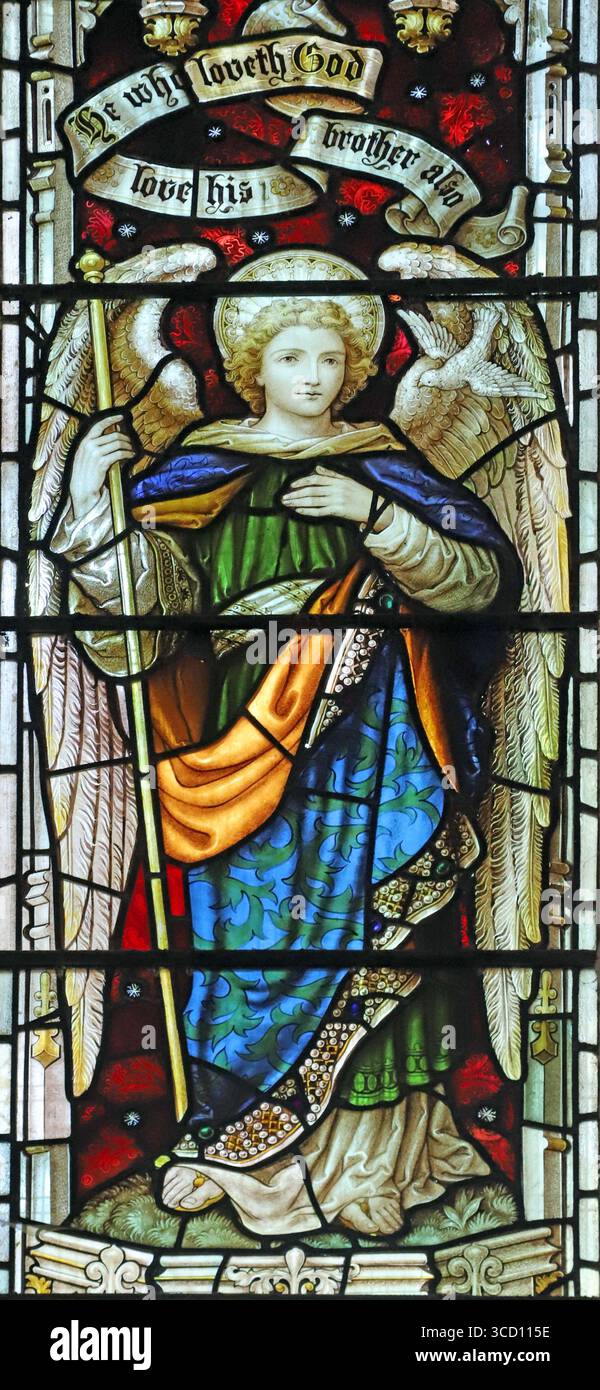 Vetrate colorate di Percy Bacon & Brothers raffiguranti l'Arcangelo Raffaello, la chiesa di St Laurence, Upminster, Londra. Foto Stock