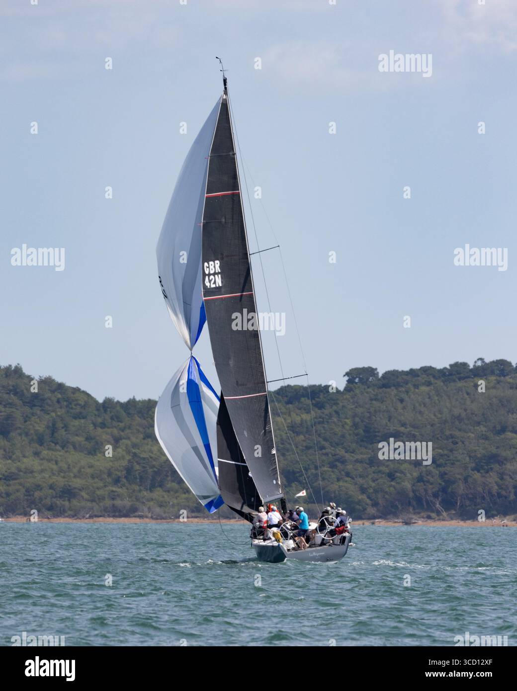 Ker 39 Class yacht GBR42N con problemi di spinnaker durante la Cowes Regatta del 2025 Foto Stock