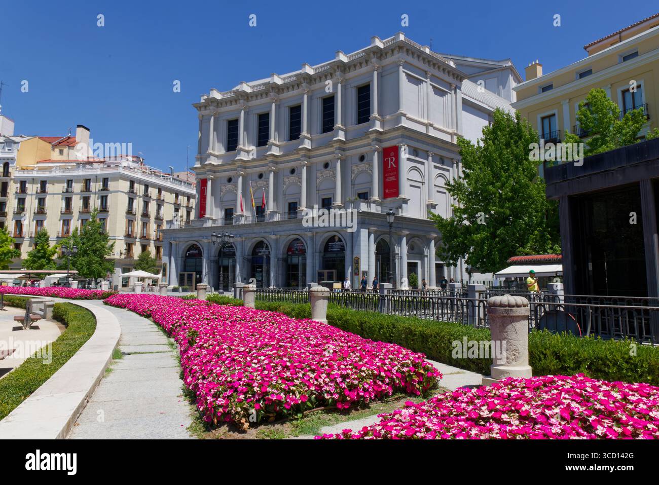 Il Royal Opera House visto da Plaza de Isabel II Foto Stock