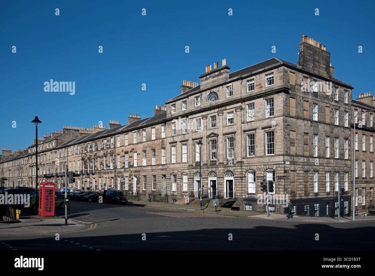 Il sole mattutino colpisce l'esclusiva terrazza di Great King Street nella città nuova di Edimburgo. Foto Stock