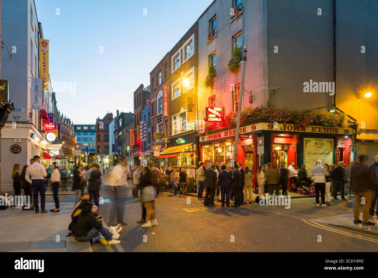 Persone fuori dal Kehoes Pub che bevono dopo il lavoro, Anne's Lane, Dublino, Irlanda Foto Stock