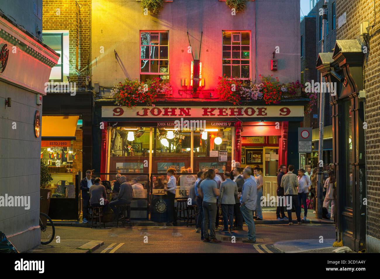 Persone fuori dal Kehoes Pub che bevono dopo il lavoro, Anne's Lane, Dublino, Irlanda Foto Stock