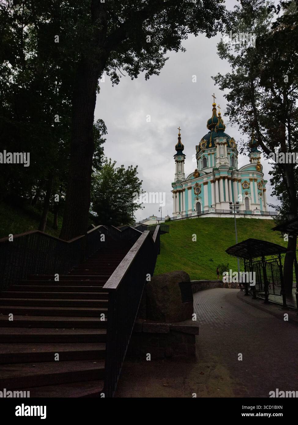 Vista del piano superiore della chiesa di Sant'Andrea dalla discesa Andriyivskyy nella città di Kiev in primavera. La chiesa fu costruita nel 1747-1754 dall'architetto Bartolom Foto Stock