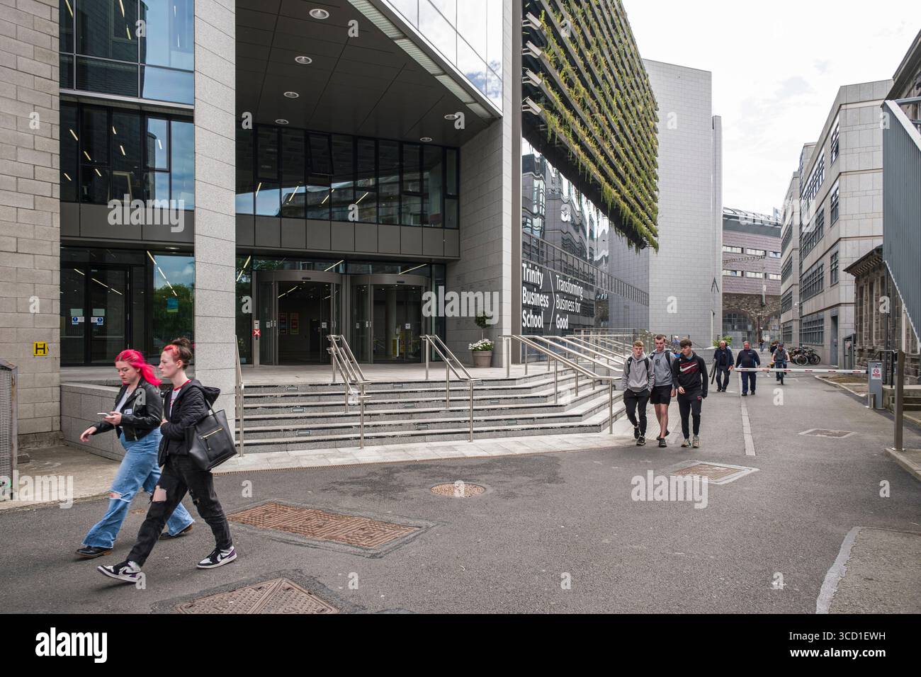 Gli studenti passeranno davanti a luce Hall, University of Dublin Trinity College, College Green, Dublino, Irlanda Foto Stock
