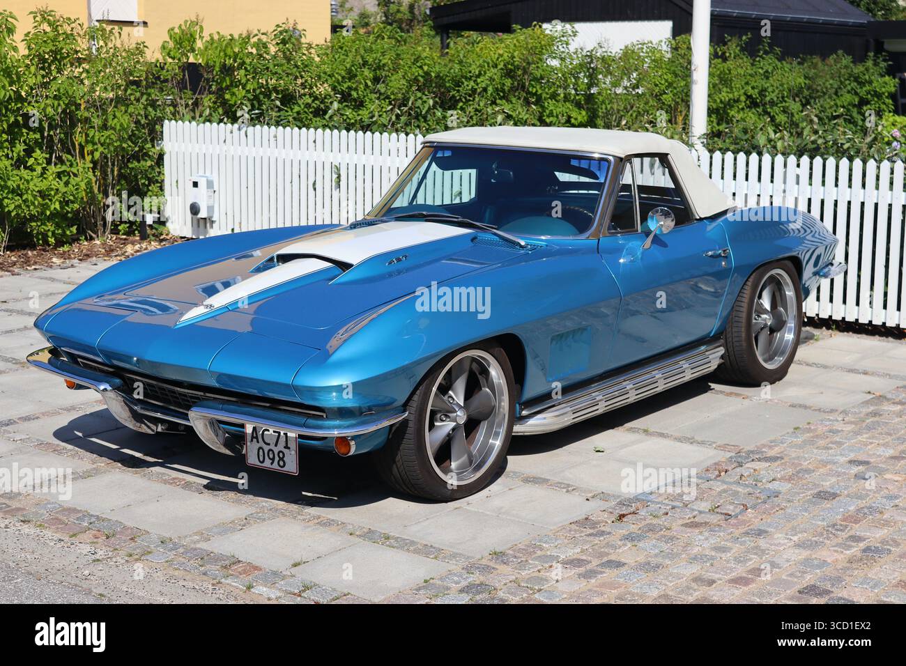 Una classica Chevrolet Corvette Sting Ray convertibile del 1964, dipinta di blu Nassau e dotata di un motore a quattro canne da 427 pollici cubici. Foto Stock