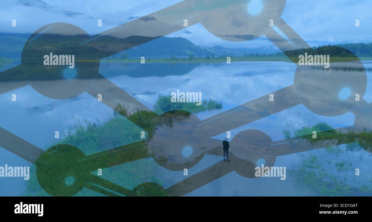 Donna in piedi che indossa una giacca scura che osserva la calma vista del lago sul sentiero della costa, con copertura della rete Foto Stock